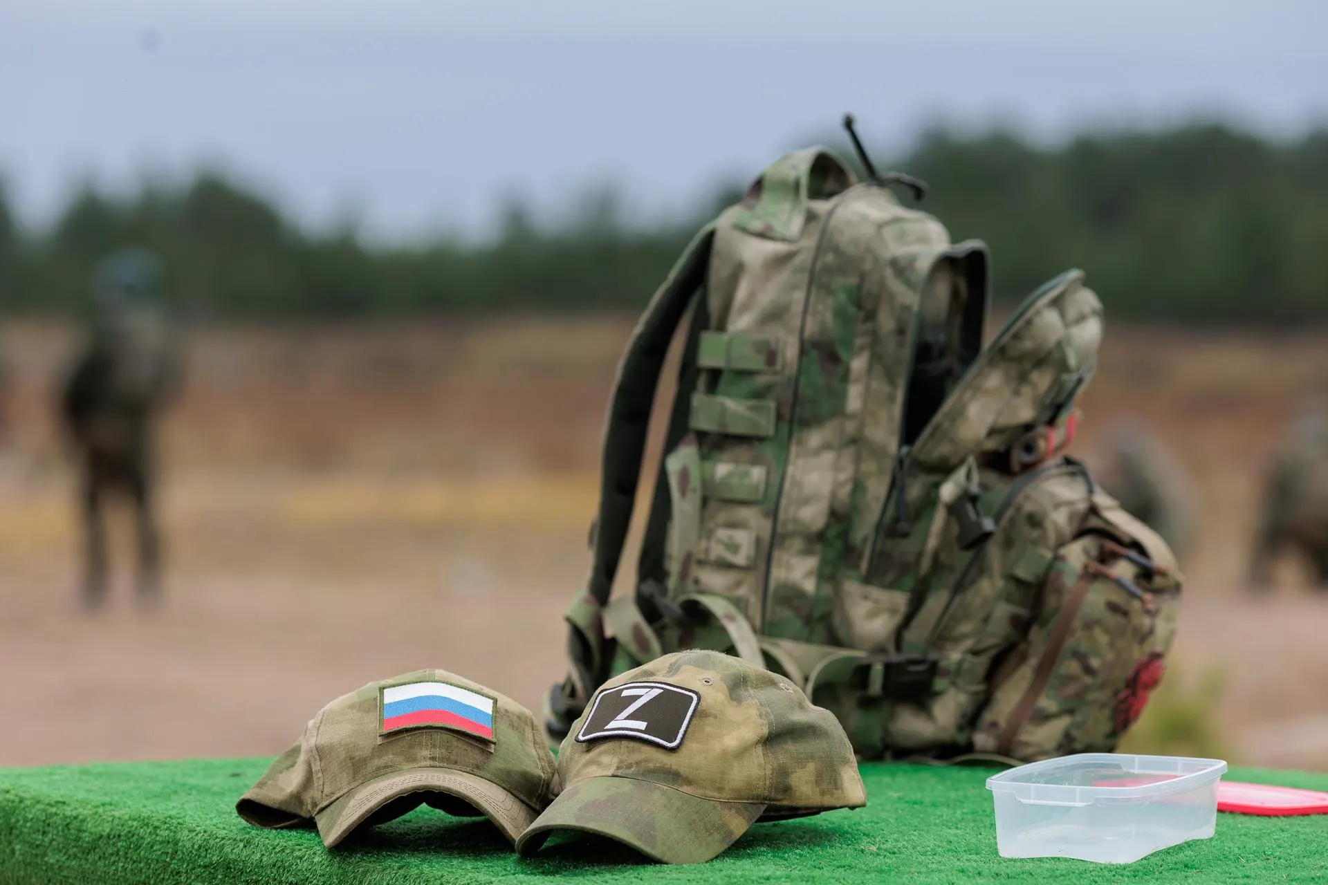 Мошенники убеждали служивых подписать контракты на СВО, оформляли банковские карты и через фиктивные браки выводили деньги — по двум эпизодам ущерб превышает 6 млн рублей, следствие не исключает до ~20 эпизодов.