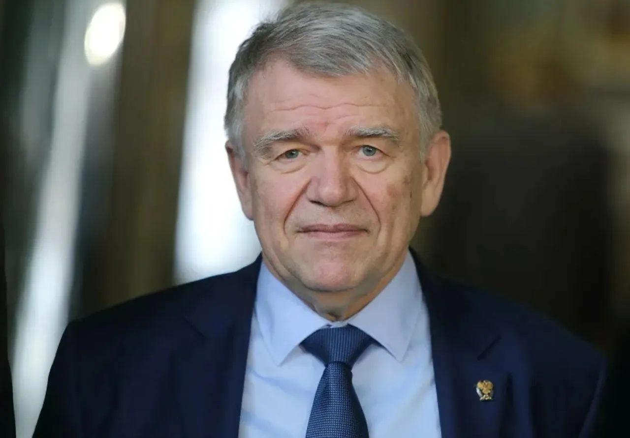 Мировой суд Советского района Новосибирска отстранил председателя Сибирского отделения РАН Валентина Пармона на полгода. В решении указано на повторное неисполнение требований прокуратуры; ранее ему уже выносили штраф.