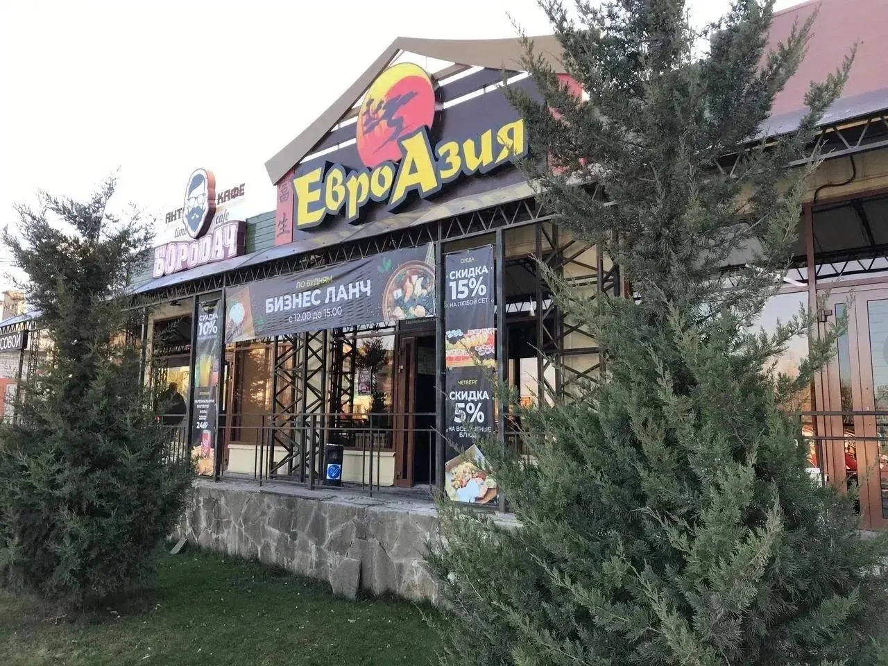 После инцидента в суши-баре «ЕвроАзия» в Камышине в правоохранительные органы поступили жалобы от до 30 человек; часть пострадавших госпитализирована, проводится проверка.