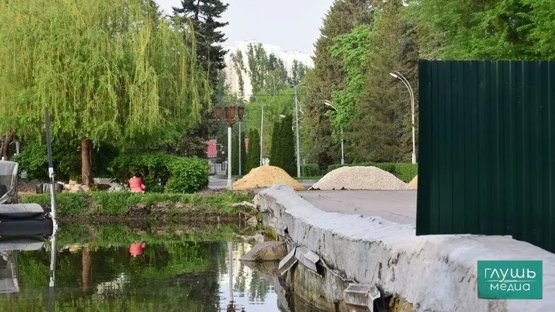 В парке завершаетcя монтаж освещения, начнётся демонтаж старого асфальта и укладка новых дорожек, очищают пруд и устанавливают систему автополива; все работы планируют завершить до конца месяца.