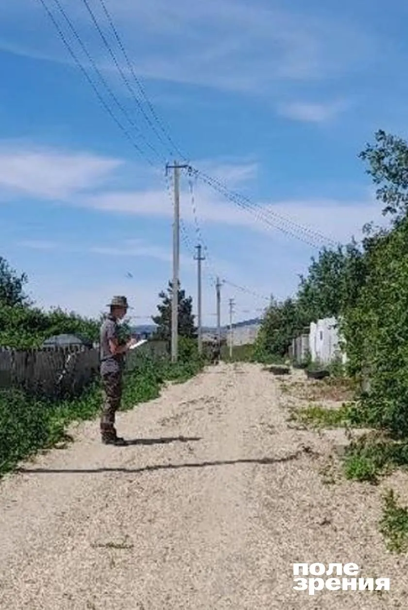 В селе Дубровное геодезисты сделали замеры для проектных работ по газопроводу. Жители уже десятилетиями жалуются на отсутствие газа и плохую дорогу.