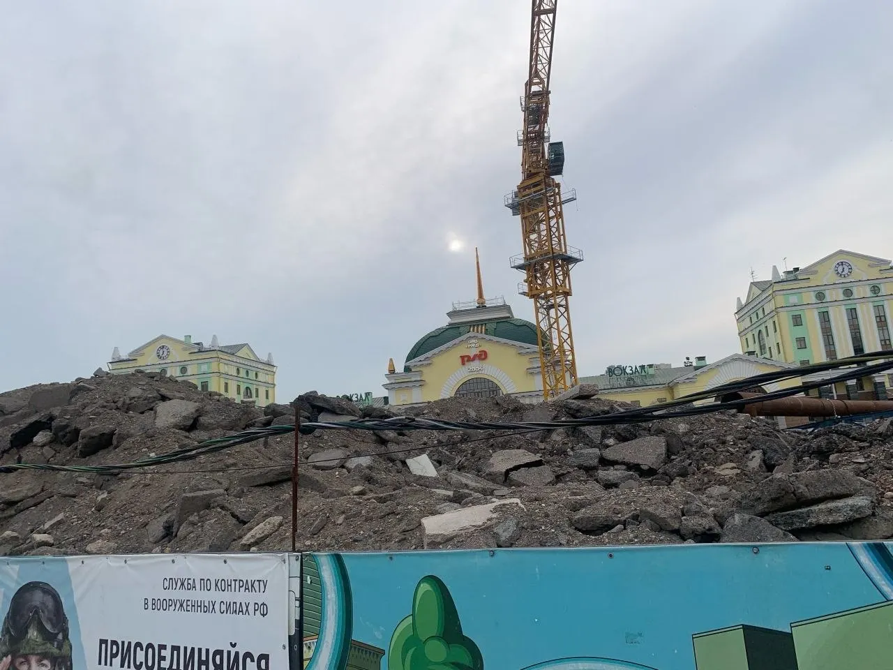 Активисты зафиксировали груды сыпучих материалов и строительного мусора на площадке будущей станции «Вокзальная»: пыль с асбестом и тяжёлыми металлами разносится по центру города, жители требуют мер.