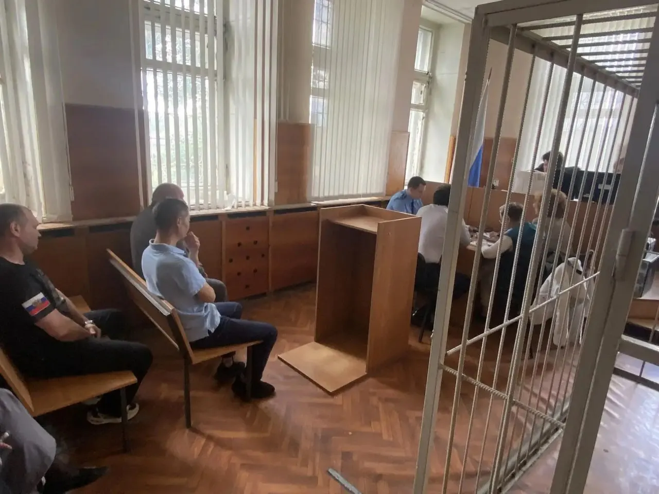 Суд признал трёх сотрудников СИЗО‑1 виновными в халатности и назначил им штрафы. Двое сбежавших заключённых получили длительные сроки в колонии строгого режима.