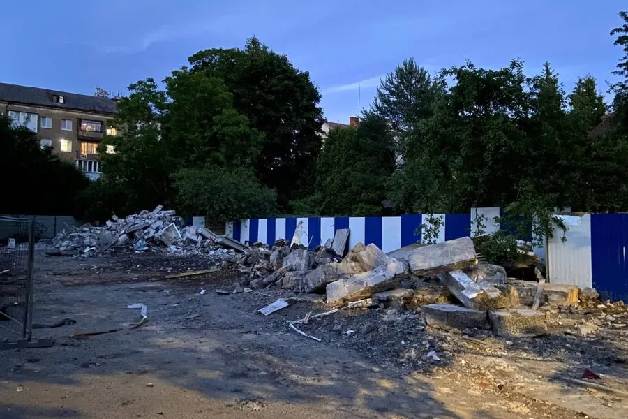 На улице Бассейная в Калининграде демонтировали дом №1А — при этом в кадастровых документах он ранее значился как демонтированный из‑за внесённых в межевой план ложных сведений.
