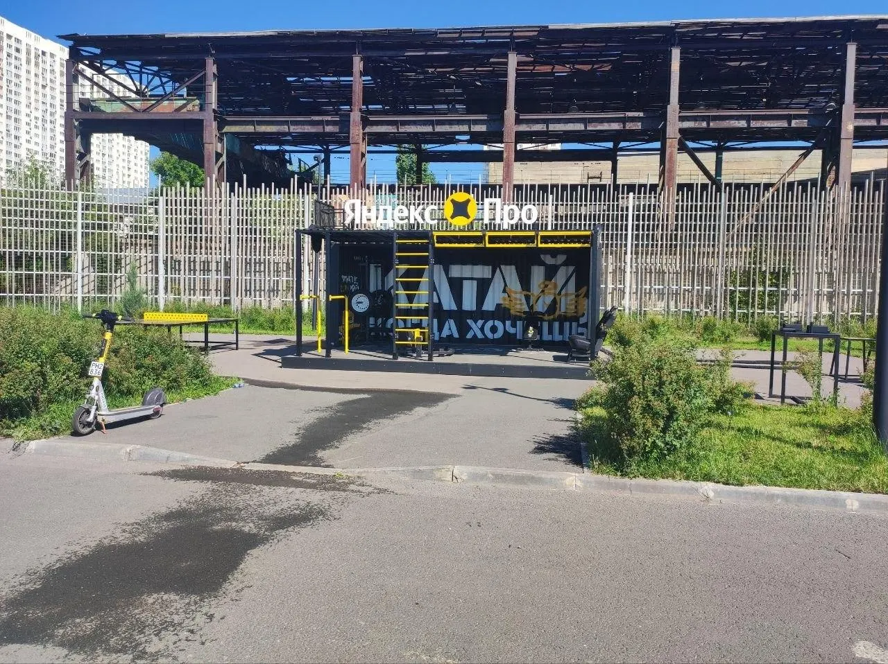На городской набережной появилась бесплатная зона для функциональных тренировок — турники и тренажёры доступны для всех желающих.