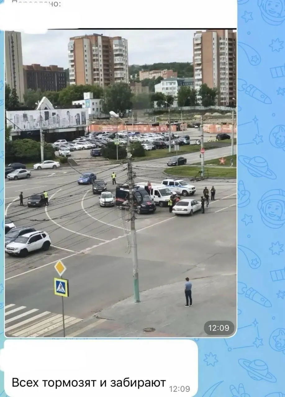Жители Пензы сообщают о массовых рейдах с участием военкомата и полиции: проверки на улицах, остановках и в жилых кварталах, официальных комментариев пока нет.