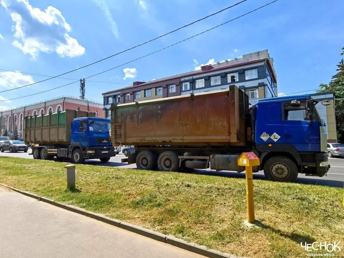 Станция по сортировке мусора заявила о невозможности вывезти накопленные отходы после того, как Марьинский полигон ограничил время приёма машин с 12 до 4 часов; водители припарковали грузовики у здания министерства и включили сигнализацию, чтобы добиться приёма отходов.