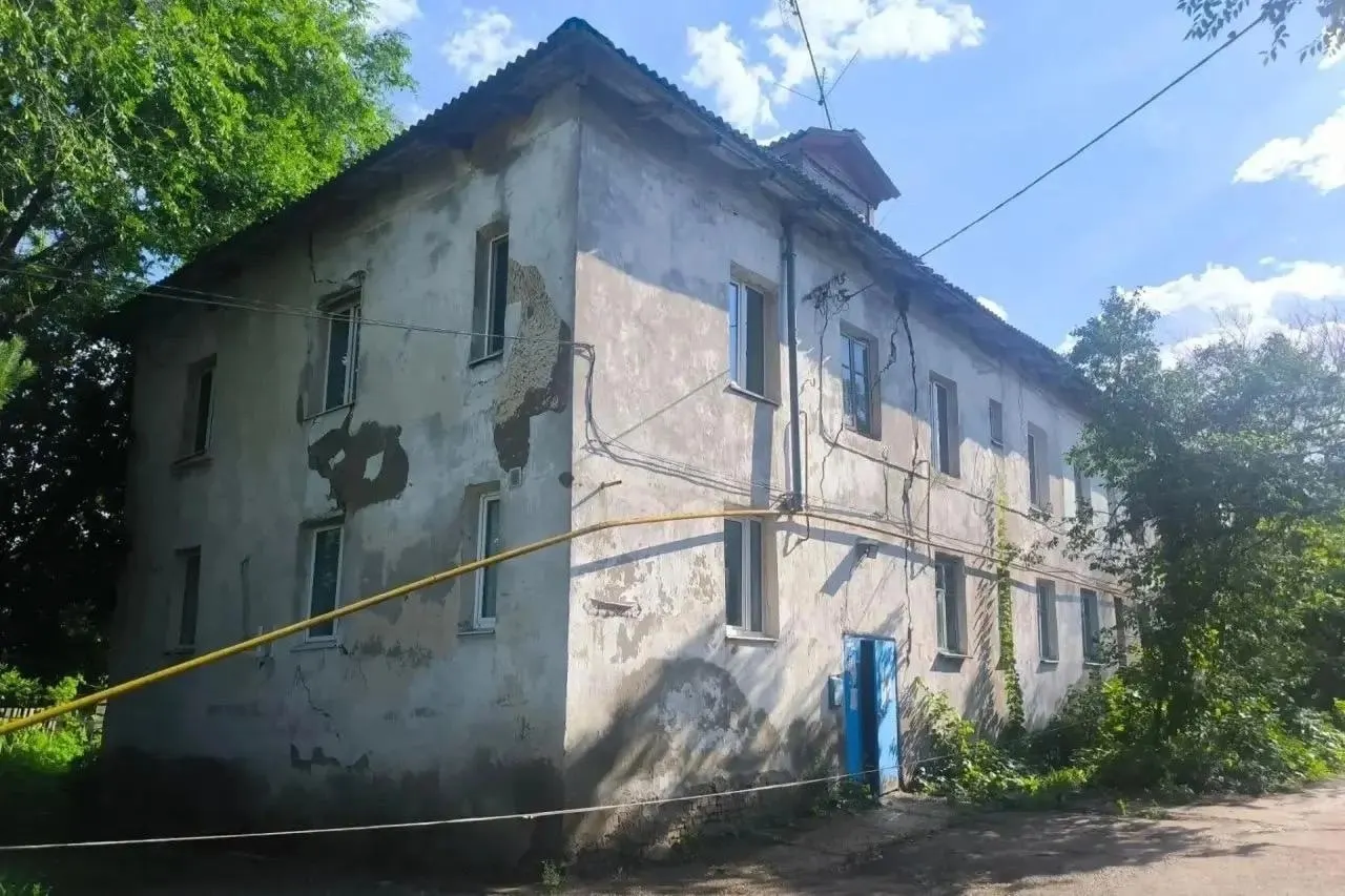 В доме 1952 года на Южном проезде выявили сквозные трещины и разрушение перекрытий. Здание признали небезопасным, коммуникации отключили, людей направляют в маневренный фонд; по факту нерасселения возбуждено уголовное дело.
