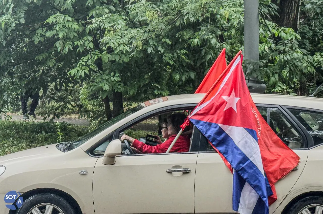 В столичном районе около станции «Сокол» прошёл автопробег коммунистов, приуроченный к годовщине со дня рождения Эрнесто Че Гевары: по дворам проехали шесть автомобилей с флагами Кубы и КПРФ.