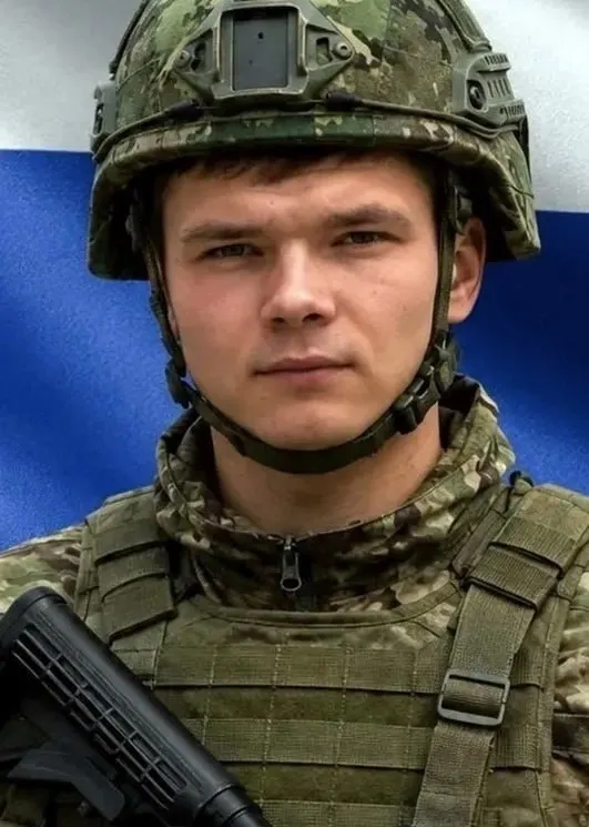 Илья Ульянов подписал контракт с Минобороны в мае 2025 года и погиб в мае 2026-го; прощание прошло в сквере Победы.