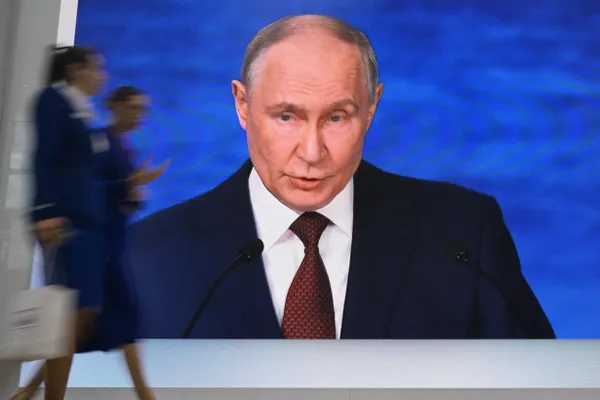 На пленарной сессии ПМЭФ Владимир Путин заявил, что через «представителя бизнес‑кругов» получил просьбу о встрече от Владимира Зеленского за несколько недель до публикации открытого письма. По словам президента, после этого произошёл удар по общежитию в ЛНР, и дальнейших контактов не последовало.