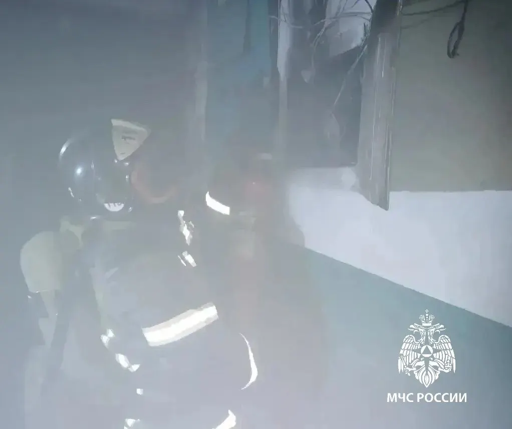 Вечером в Черемхово на улице Куйбышева загорелся подъезд пятиэтажного дома. Пятнадцать жителей покинули квартиры самостоятельно, ещё 10 эвакуировали спасатели. Предварительная причина — неосторожное обращение с огнём.