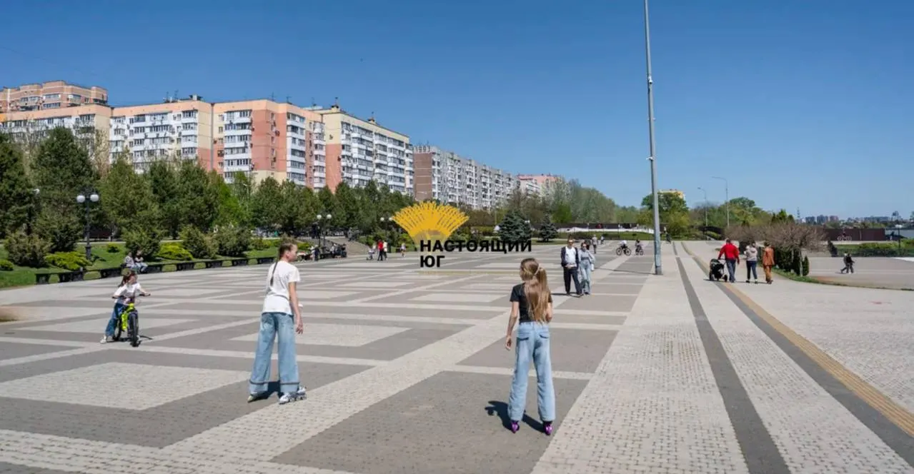 Власти отдали 72 сотки (7200 кв. м) Рождественской набережной приходу на 10 лет для строительства собора — решение принято без обнародования постановления и вопреки воле жителей, 99% которых выступили против.