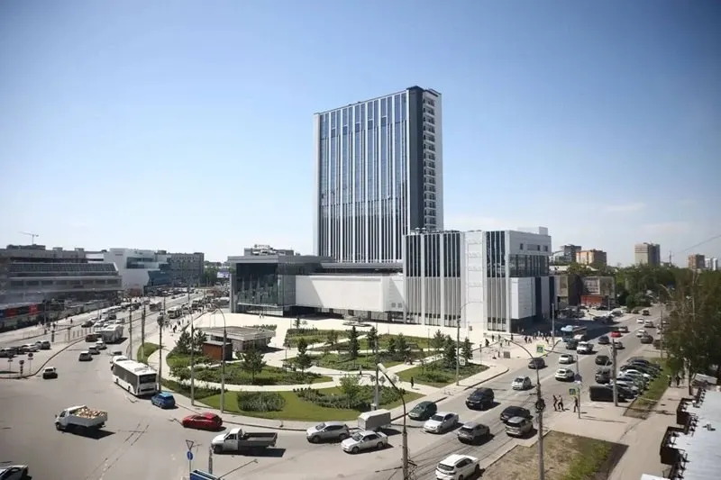 После многолетних пауз и нескольких рестартов завершили реконструкцию гостиничного комплекса, строительство которого началось в 1968 году. Объект надстроили до 25 этажей: здесь 200 номеров, конференц-залы, рестораны, подземная парковка и зона выхода к метро.