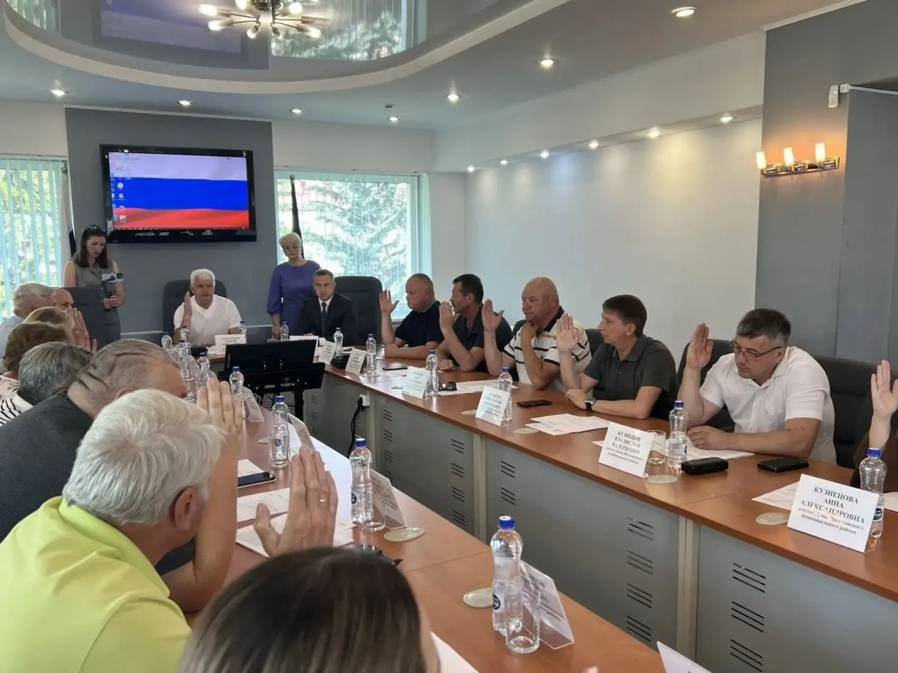 Депутаты Шелеховской думы проголосовали за самороспуск и переход к одноуровневой системе управления: район начнёт преобразование в муниципальный округ, выборы новой думы назначены на 20 сентября.