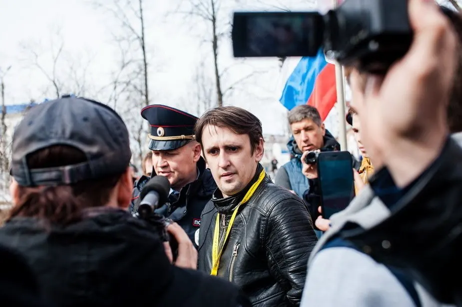 Сторонники сообщили о переводе Ричарда Роуза в следственный изолятор Екатеринбурга и призвали писать ему письма. Ранее Роуз был приговорён к восьми годам по делам о «фейках» о ВС РФ и «оправдании терроризма».