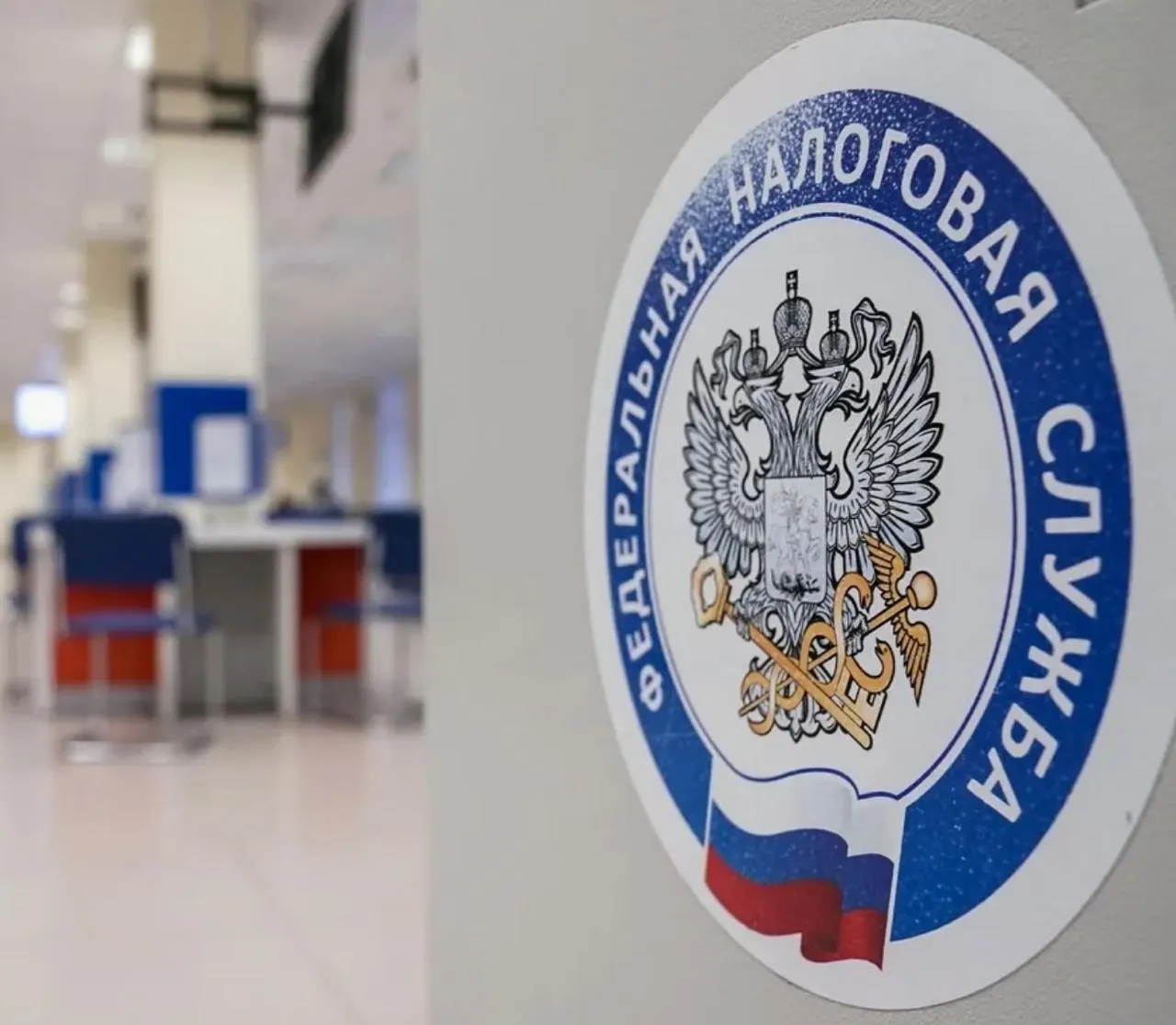 В Новосибирской области возбуждено уголовное дело: следствие полагает, что бывшие и действующие сотрудники налоговой с 2020 по 2026 год за вознаграждение передавали третьим лицам информацию, составляющую налоговую тайну.