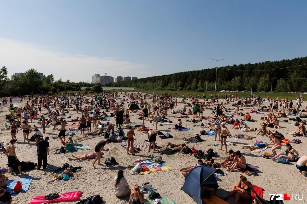 В жаркие дни городской пляж Тюмени переполнен: спасатели оценивают посещаемость до 400 человек, на официальном участке — очереди к раздевалкам, туалетам и фудтракам.