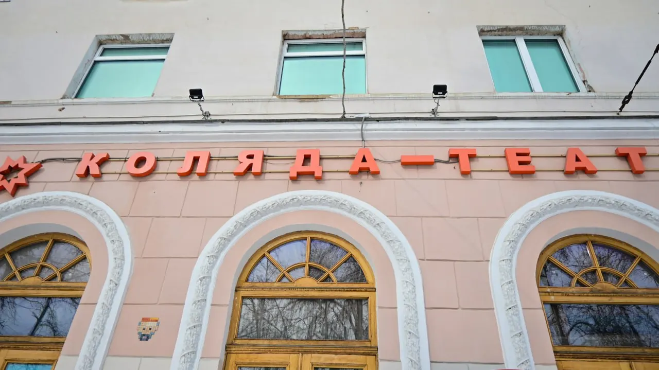 Кировский районный суд Екатеринбурга признал заместителя директора Эку Вашакидзе официальным учредителем АНО «Коляда-театр». Это решение предотвращает ликвидацию театра после смерти его основателя.