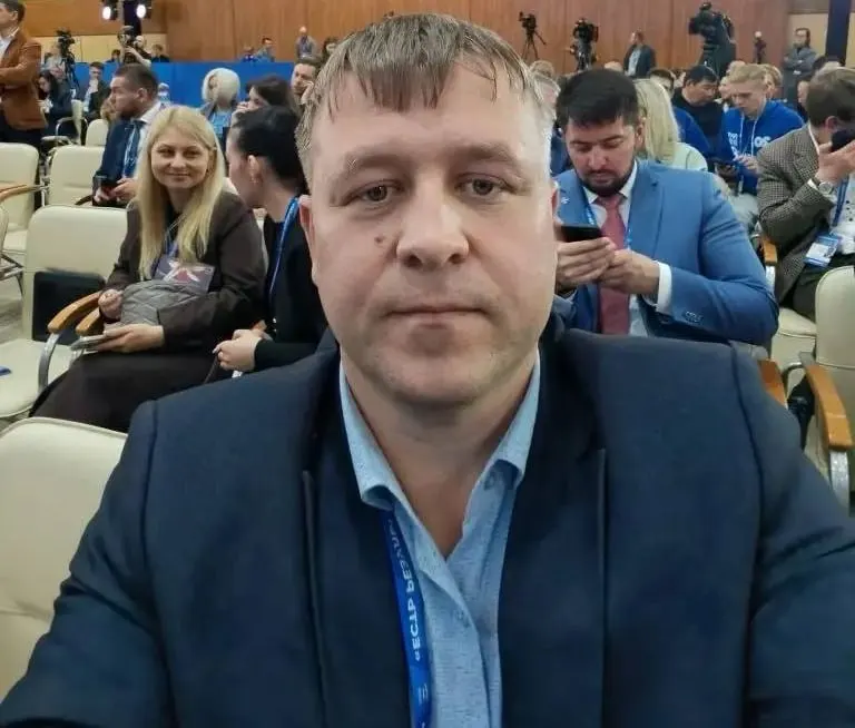 Хабаровский районный суд прекратил полномочия главы Мичуринского поселения Александра Шадрина после того, как он устроил отца на работу в администрацию. По его словам, проверки не выявляли нарушений до проявления конфликта вокруг муниципальной реформы.