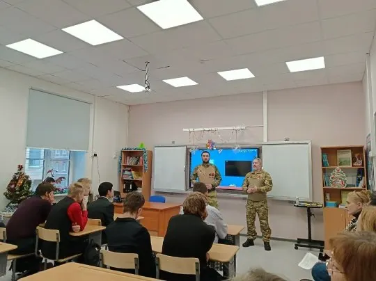 Фонд президентских грантов выделил почти 1 млн рублей на программу подготовки петербуржцев, вернувшихся с СВО, к просветительской работе в школах — планируют обучить не менее 30 человека.