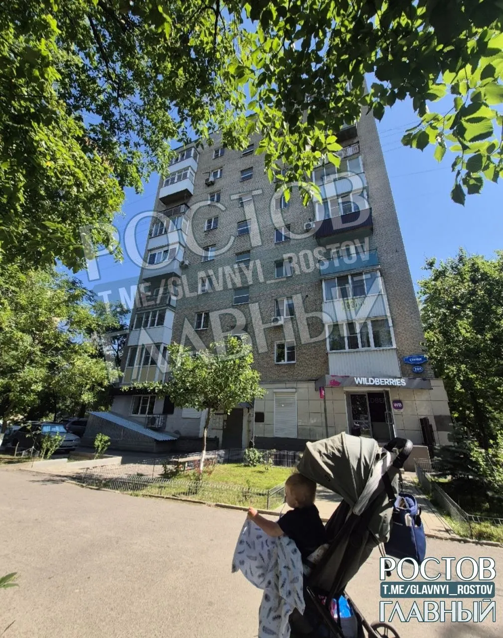 Жильцы дома на проспекте Стачки, 205 уже год живут без лифта: он остановился во время ремонтных работ и после них не был запущен. Люди жалуются на отсутствие реакции служб и опасаются ухудшения ситуации из‑за приближающейся жары.