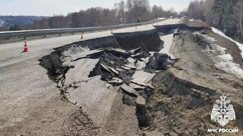 После обрушения участка дороги в Новокузнецком округе автобусное сообщение с Ельцовским районом прекратилось. Жителям приходится добираться с пересадками, и многие не могут вернуться домой в тот же день.