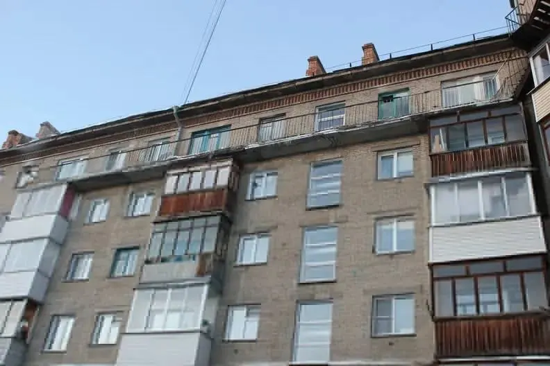 Малыш упал из окна квартиры на улице Молодогвардейской, его госпитализировали. Полиция проводит проверку, выясняются обстоятельства происшествия.