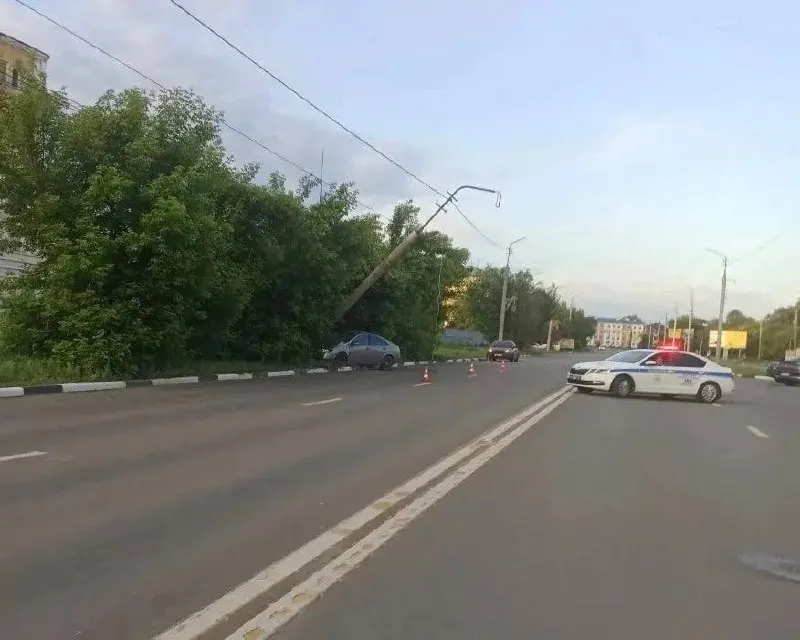 Вечером в Кургане пьяный водитель на Nissan Primera не справился с управлением и врезался в опору линии электропередачи у дома № 159. Мужчина травмирован, проходит амбулаторное лечение; в отношении него составлен протокол — штраф до 45 000 рублей и лишение прав на 1,5–2 года.