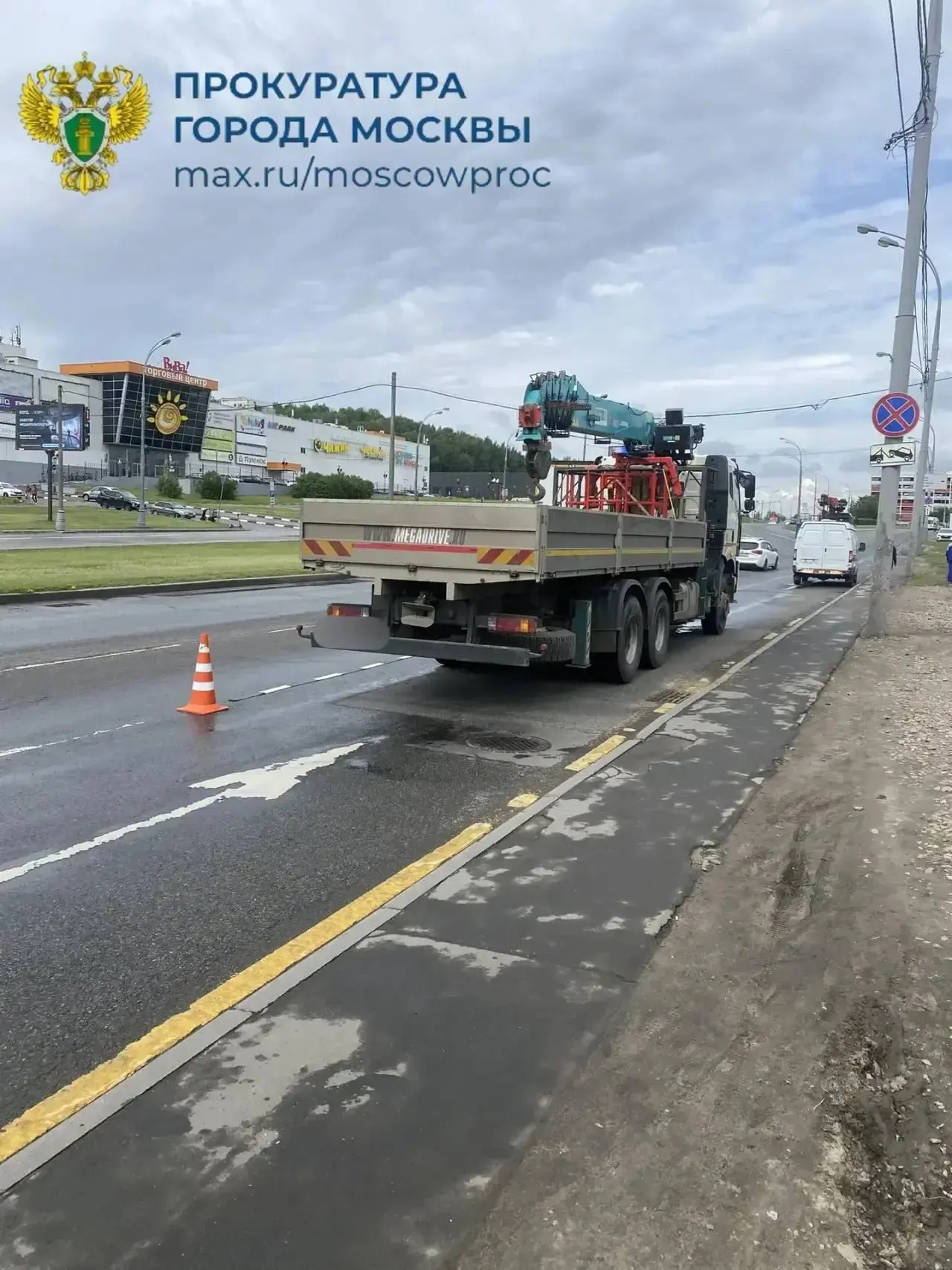 Водитель грузовика при перестроении наехал на курьера на электровелосипеде на улице Поляны; 35-летний мужчина, по предварительным данным, скончался на месте.