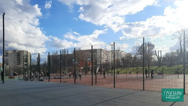 Администрация подтвердила планы по благоустройству сквера на Прессовой улице: в этом году проведут расчистку и подготовку территории, основная часть работ третьего этапа запланирована на следующий год; также пройдут компенсационная высадка зелени и проверка коммуникаций.