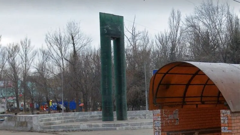Администрация района сообщила, что памятную стелу у областного центра народного творчества демонтировали после выявления повреждений стеклянной отделки; на её месте планируют разбить цветочную клумбу.