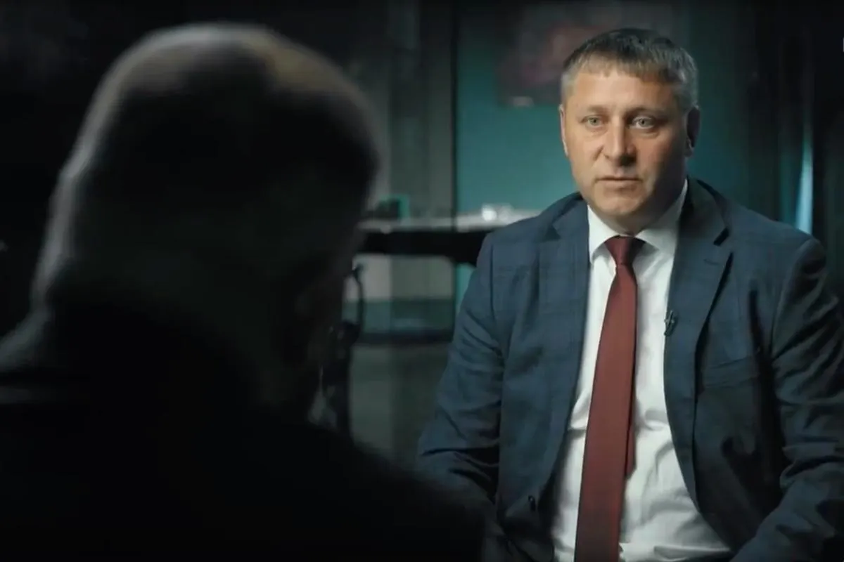 Александр Шуваев признал, что нагрузка на посту врио губернатора оказалась выше, чем при командовании бригадой. Он сравнил обстановку в регионе с фронтовыми условиями из‑за постоянных обстрелов и ежедневных сообщений о погибших и раненых.