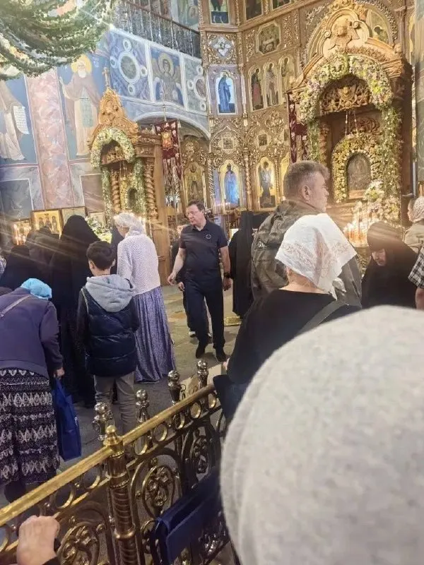 Жительница Самарской области узнала бывшего губернатора Дмитрия Азарова в очереди на помазание в Троицком храме в Дивеево.