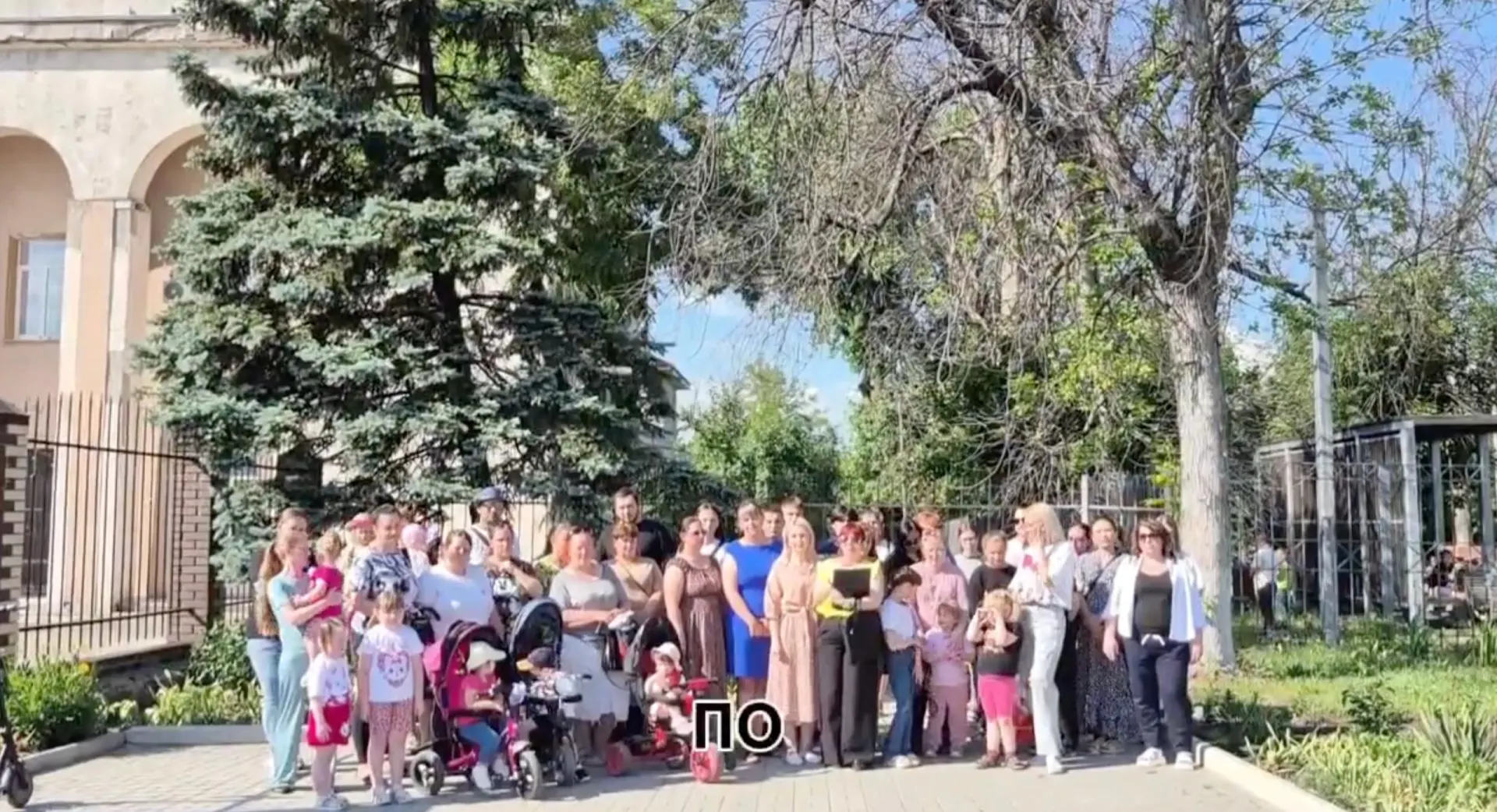 В Гуково в Ростовской области закрывают детский сад «Родничок» — уже девятый в городе. Родителям предлагают возить детей в другие районы, но из‑за редкого транспорта и отсутствия льгот многие малыши рискуют остаться без дошкольного образования.