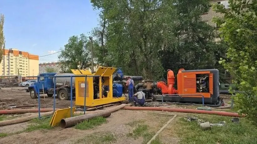В Энгельсе завершили протяжку новой ветки коллектора и готовят её к переподключению; полное осушение подвалов и их дезинфекция возможны только после этого. Водоканал закупил технику и трубы на миллионы рублей, областной бюджет планирует выделить дополнительно 46 млн. Авария 29 апреля оставила 200 тыс. человек без воды на две недели.