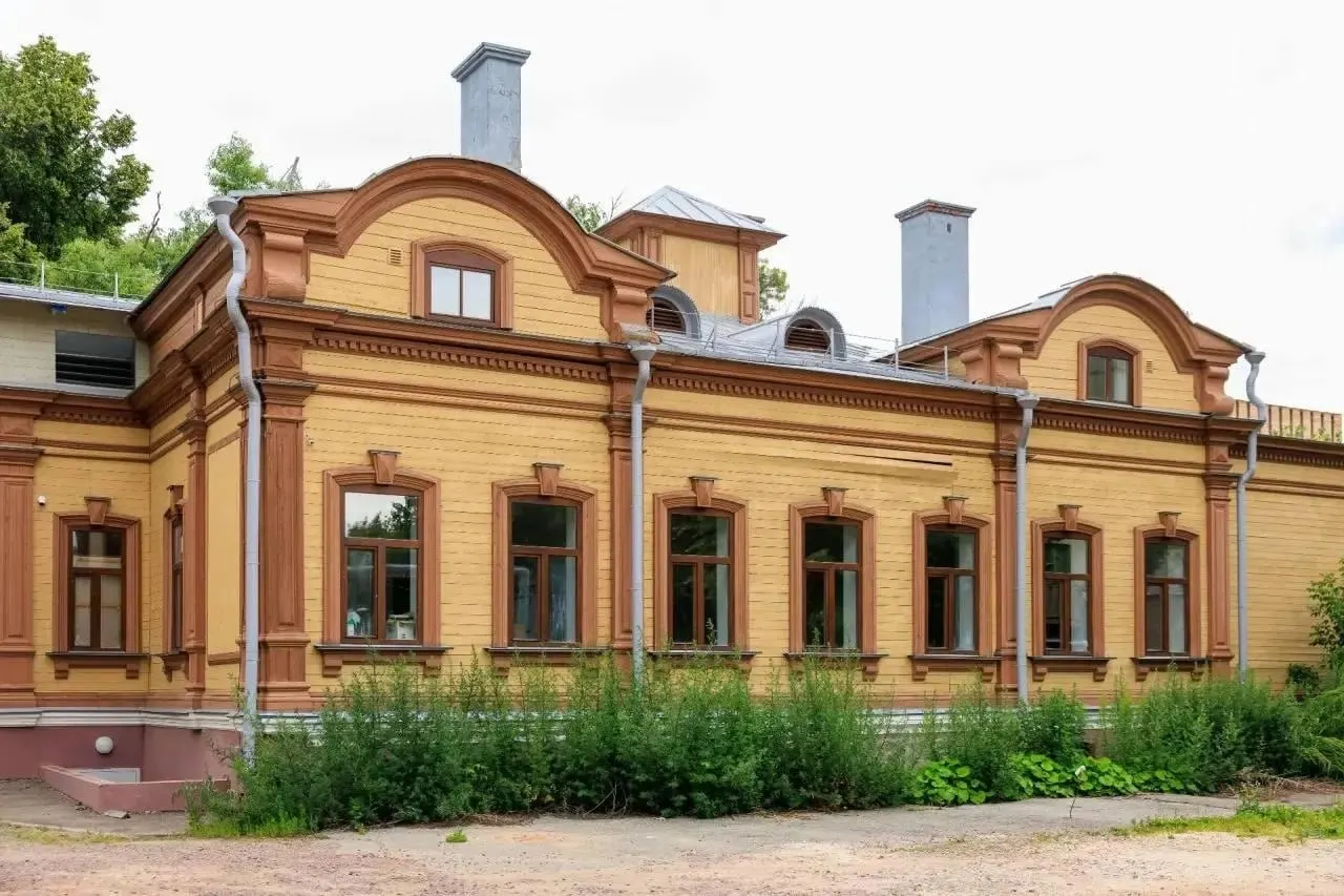 Историческое здание XIX века купили за 69 млн рублей. Инвестор, учредитель — депутат Заксобрания, должен восстановить дом в течение трёх лет; в планах — культурно‑общественный центр и ресторан.