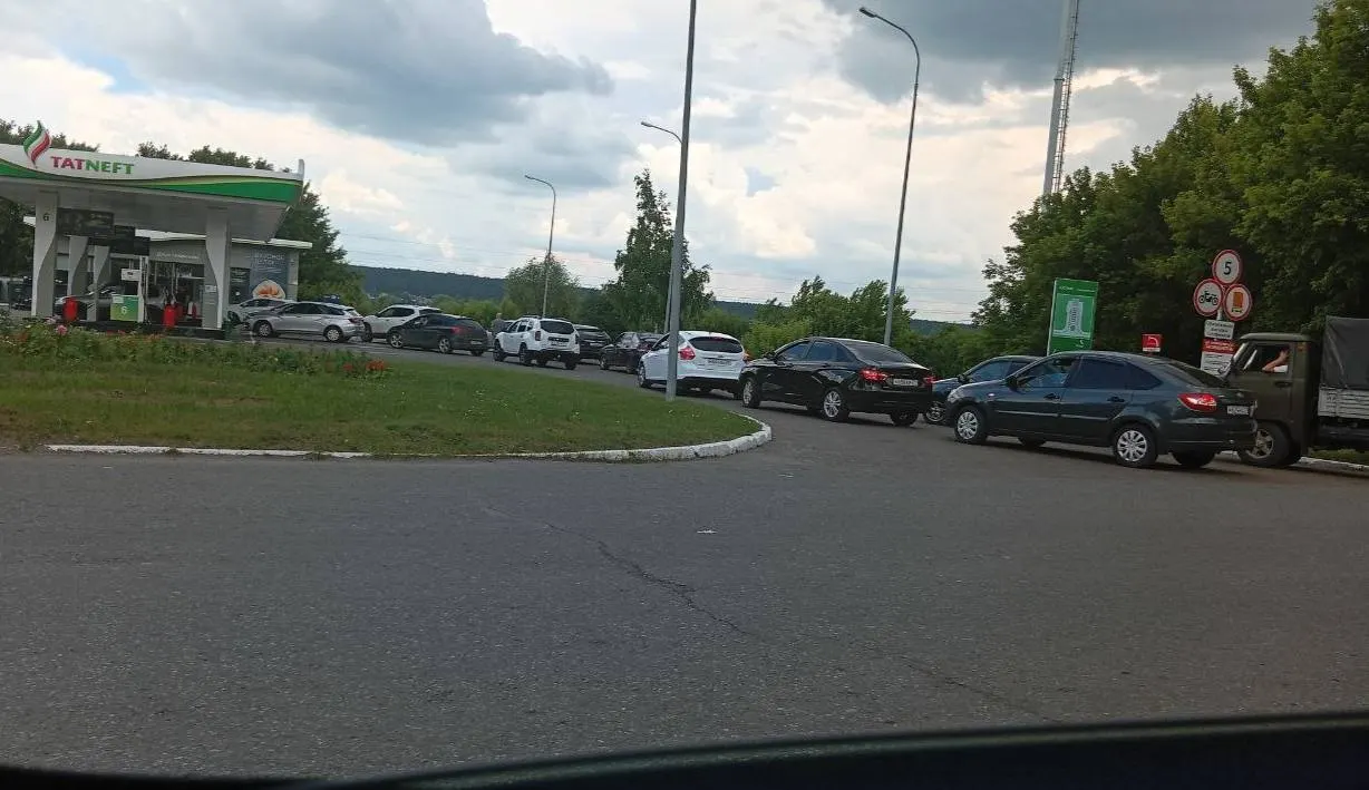 Читатели сообщают о нехватке топлива: на многих АЗС города бензина нет, а на тех, где он есть, выстраиваются большие очереди.