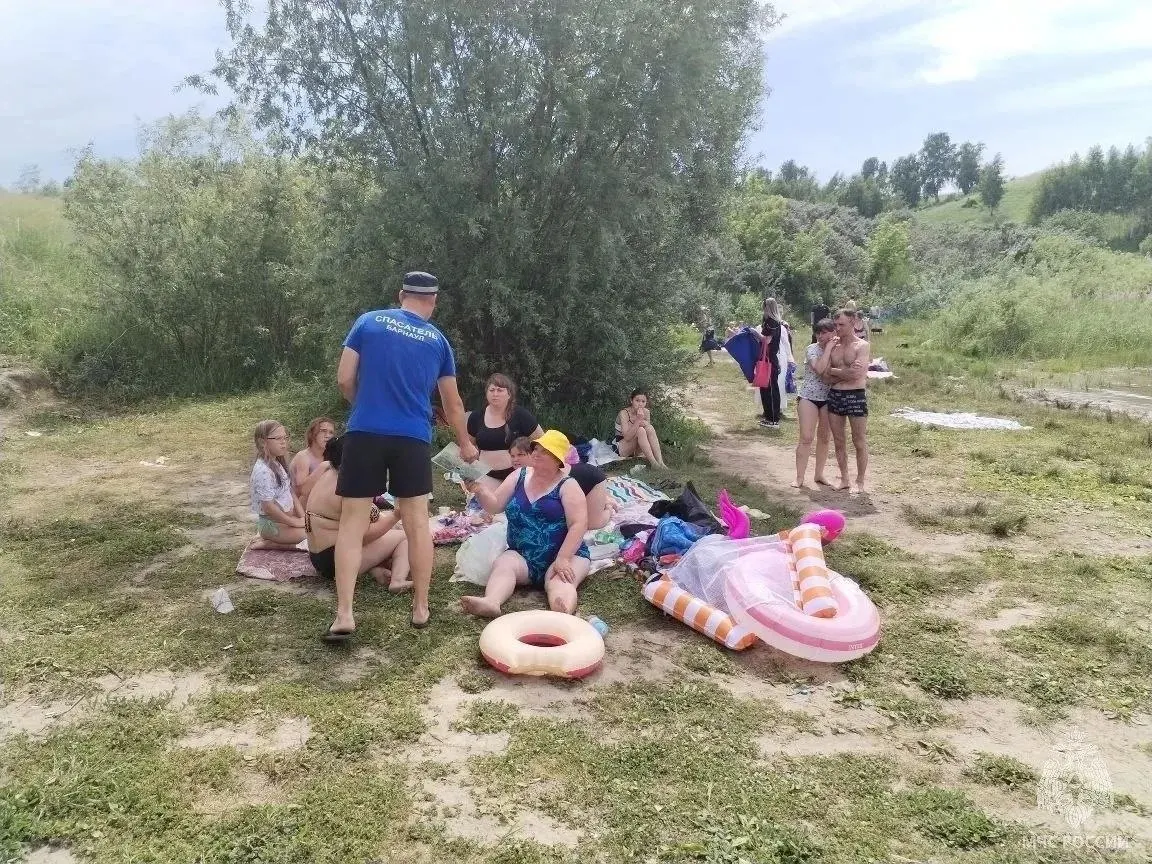 В Ленинском районе Барнаула у озера Коралл появился временный пост спасателей: дежурства проходят ежедневно с 12:00 до 18:00. Власти провели рейды по безопасности на воде и провели профилактические беседы после гибели 12‑летнего мальчика.