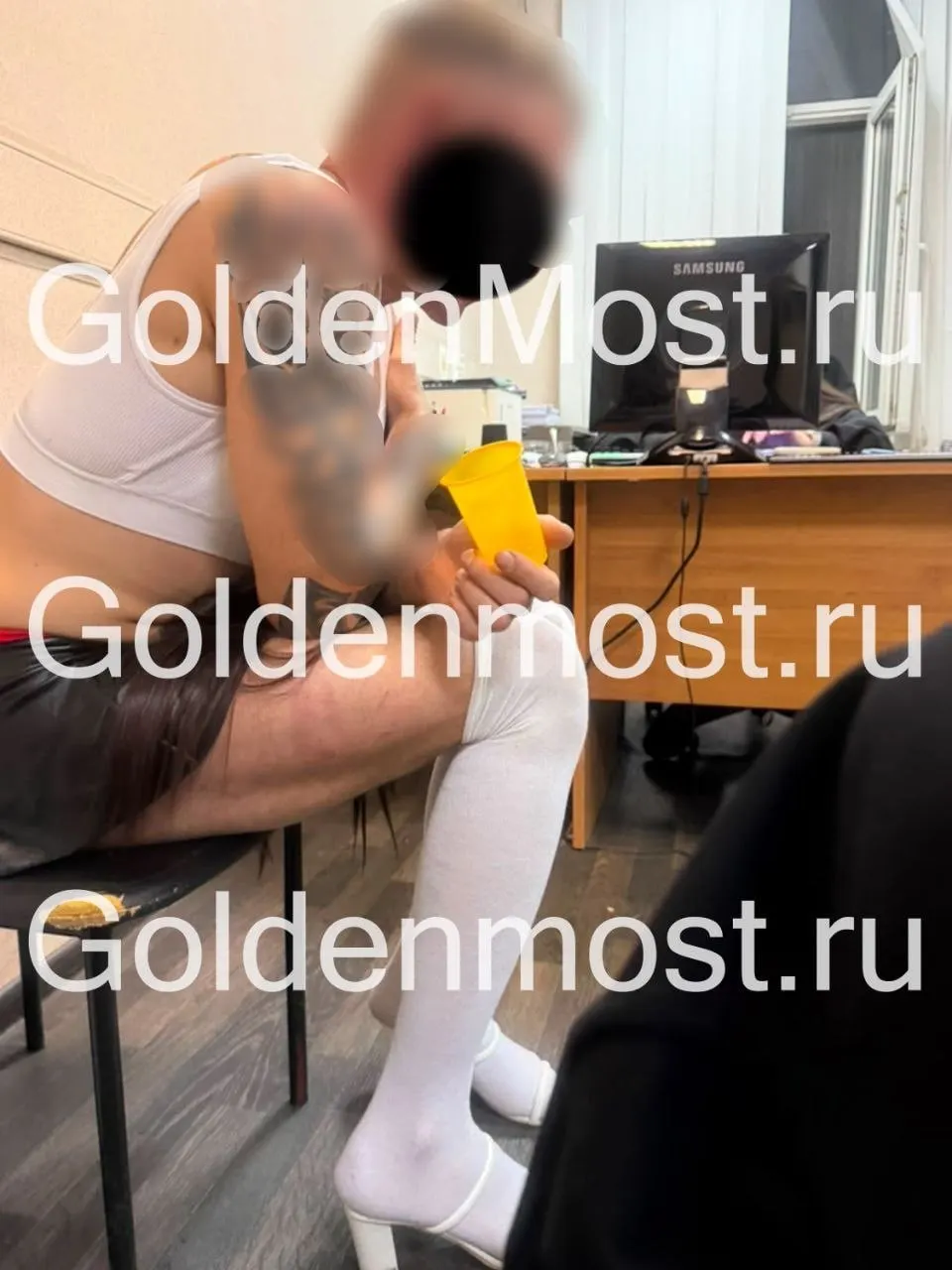 40-летний местный житель, переодевшийся в женскую одежду, предлагал девочкам «взрослые игры» за деньги; его поместили в СИЗО, расследование продолжается.