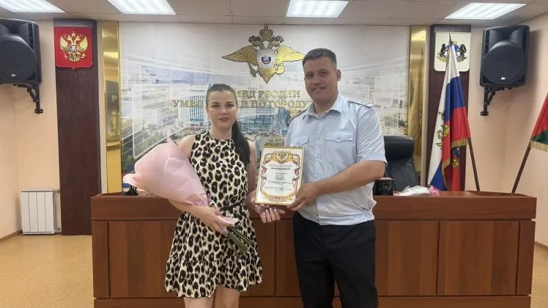 Юлия Алферова вмешалась, когда мужчина тащил маленькую девочку в подъезд. Благодаря её оперативным действиям преступление удалось предотвратить.