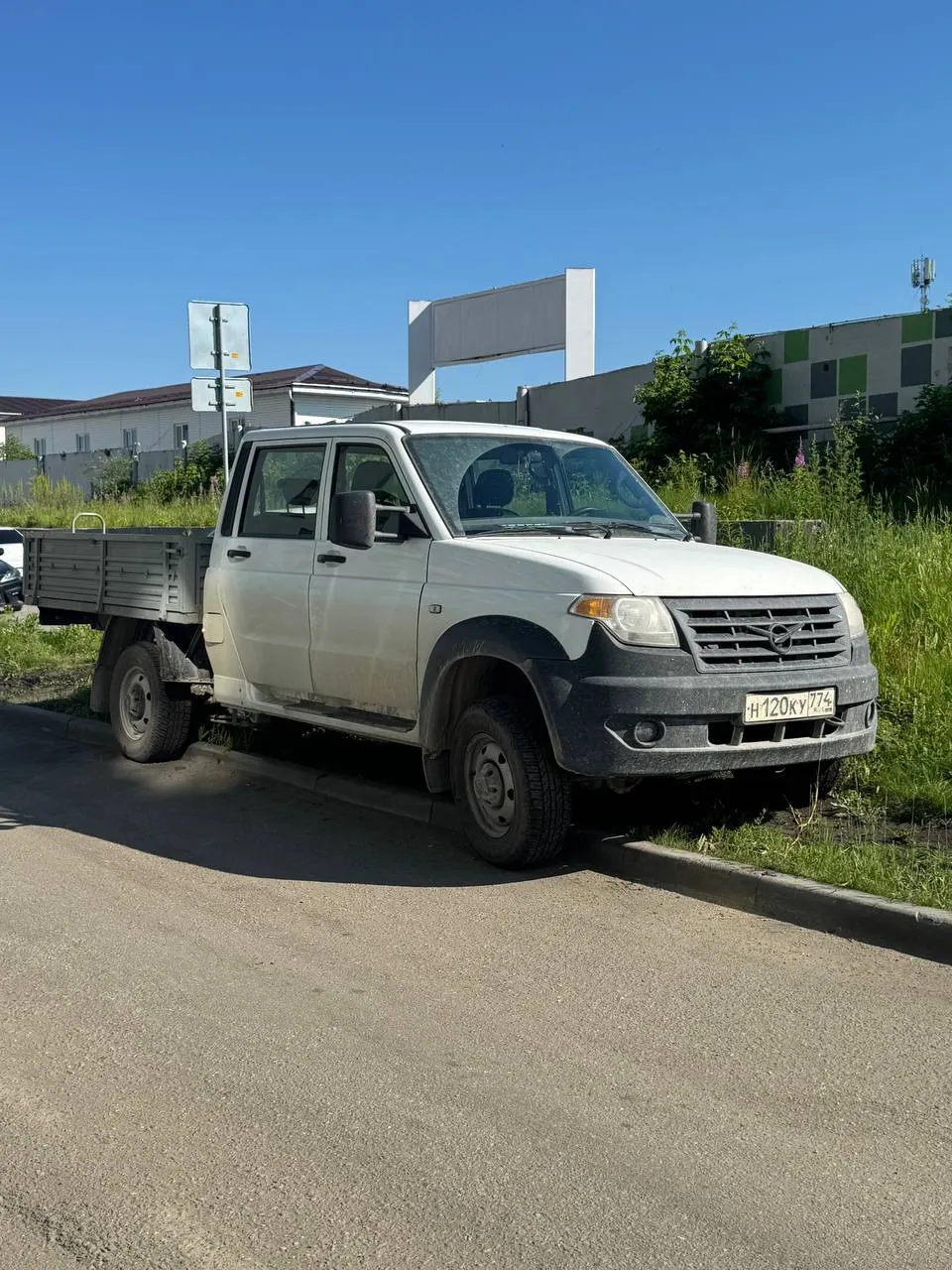 Ранним утром внедорожник въехал во двор жилого комплекса «Никс Лайн» на улице Блюхера, проехал по газонам и сигналил. Жильцы обратились в ГАИ.