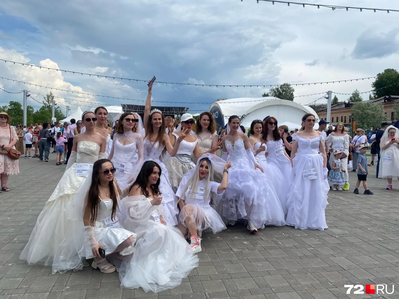 Необычный забег на 1 586 м собрал более 50 участниц: перед стартом они делились историями платьев, а одна из бегущих после финиша отправилась на регистрацию брака.