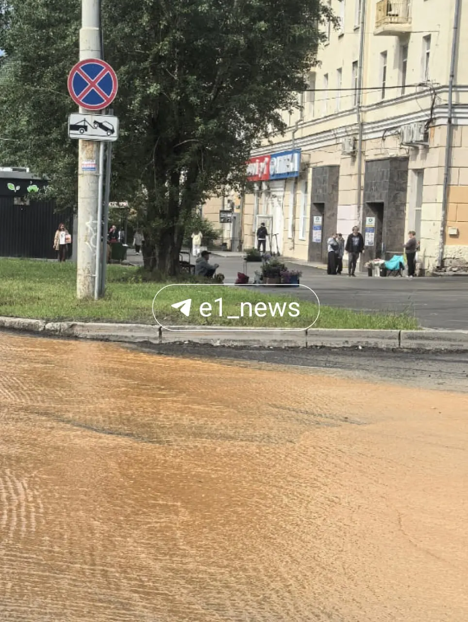 В Екатеринбурге на Уралмаше проспект Космонавтов оказался подтоплен: проезжая часть покрыта бурой водой. Автомобилистам рекомендуют быть осторожнее при движении.