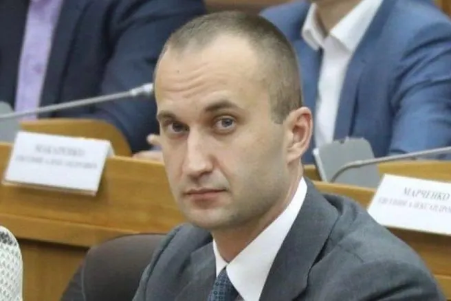 Суд заочно назначил тюремные сроки и штрафы по делу о крупной контрабанде древесины в Китай: ущерб оценён более чем в 1,6 млрд рублей, у фигурантов конфисковали активы на сумму свыше 311 млн.