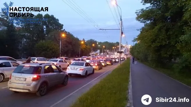 Сибирские регионы сталкиваются с масштабным дефицитом топлива: на АЗС вводят жёсткие лимиты, очереди растягиваются на километры, а в Иркутске водители проводят ночи в машинах в ожидании заправки.