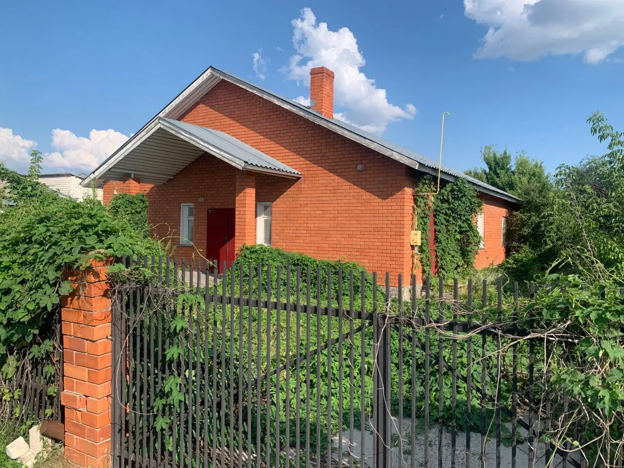Пустующее строение площадью 252 м² выставлено на продажу по цене новенькой иномарки. Территория заросла — зал не использовался продолжительное время. Секта была запрещена в РФ в 2017 году.
