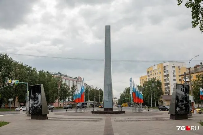 Небольшой фоторепортаж о Парке Мира между улицами Свободы, Городским валом и проспектом Ленина: яркие клумбы и тенистые аллеи соседствуют с участками, которые требуют внимания.