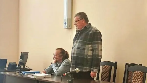 Октябрьский районный суд признал 61‑летнего бизнесмена виновным в мошенничестве: подконтрольные ему фирмы кормили пациентов четырёх больниц несоответствующими рационными, что позволило присвоить более 28 млн рублей. Суд вынес условный срок; деньги возвращены государству.