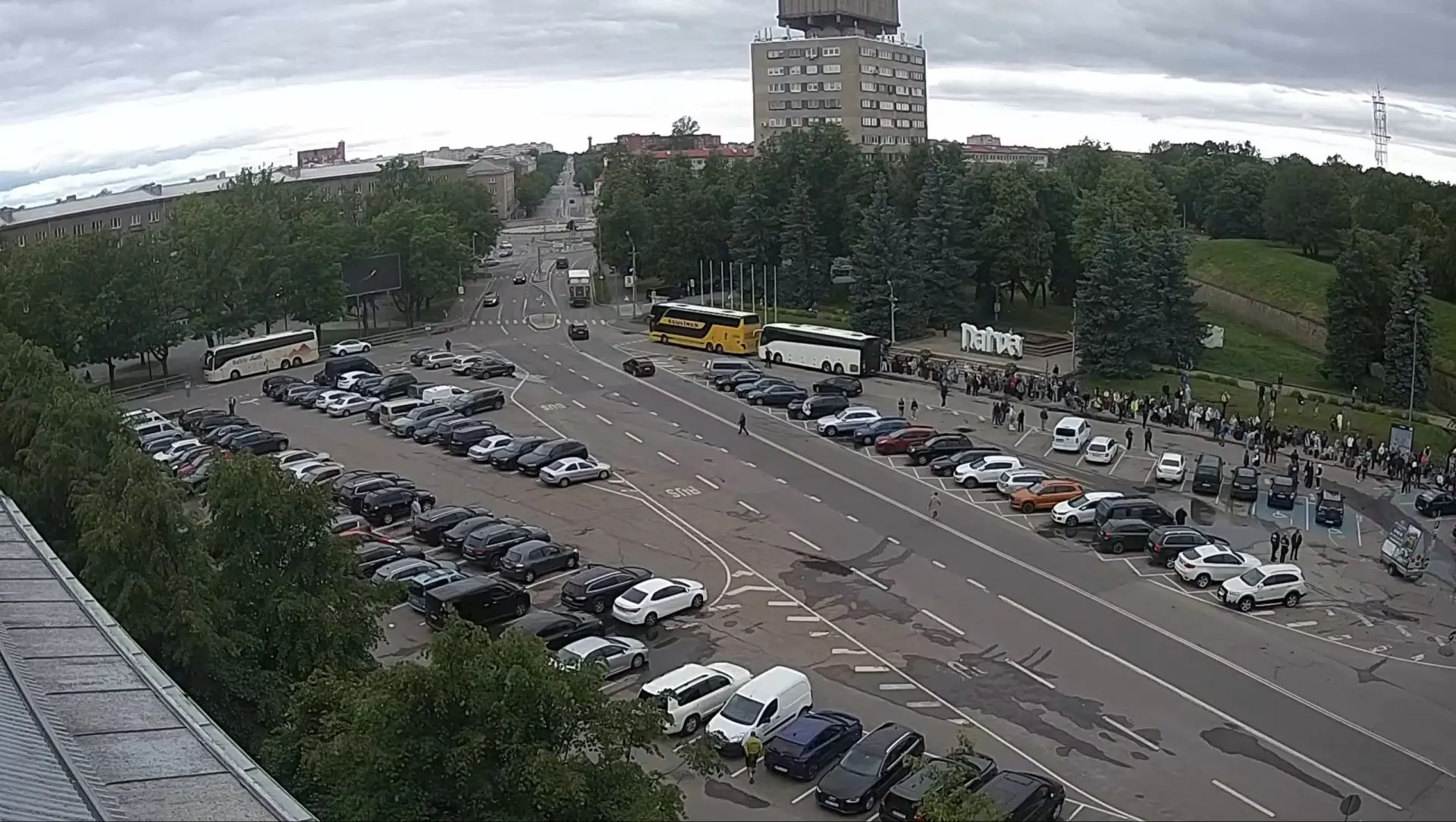 У погранпункта в Нарве собрался большой поток автомобилей, желающих въехать в сторону Ивангорода; схожая ситуация возможна и в последующие праздничные дни.